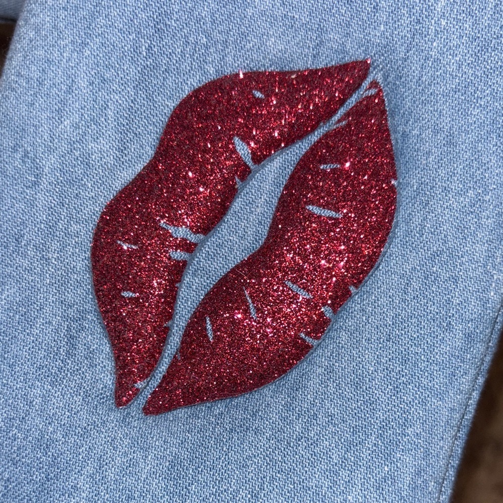Ozias Paris lip clutch as seen on Sabrina Carpenter. - Picture 14 of 14